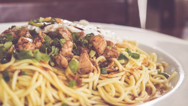 tallarines de pollo y cebollas chinas