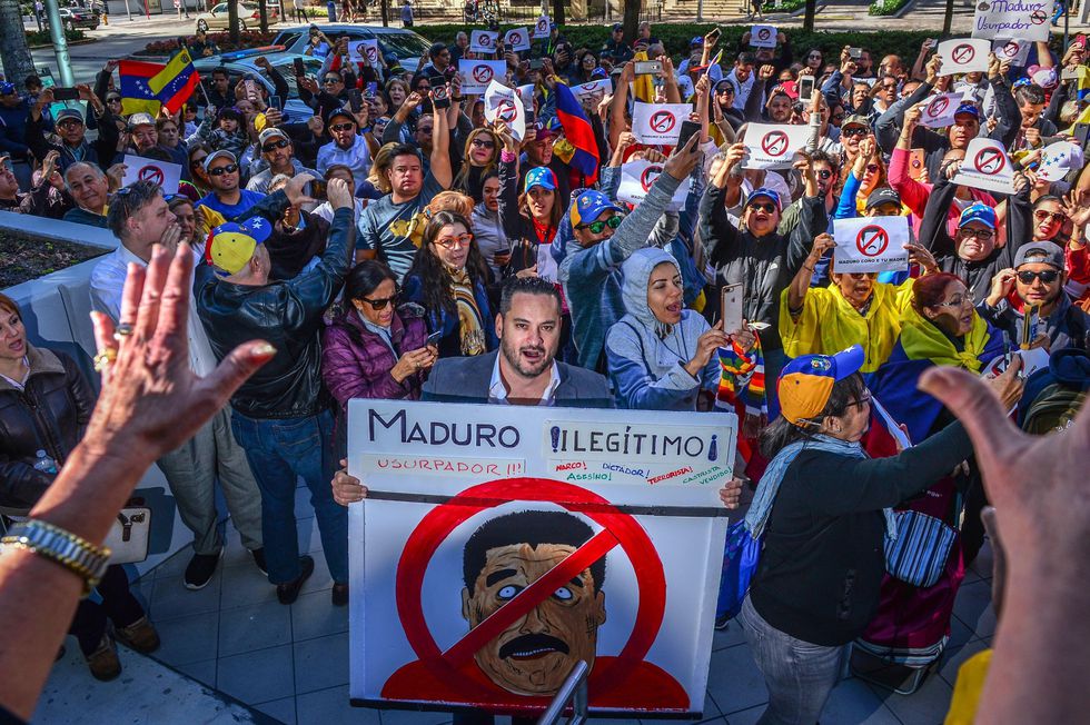 Unas 150 personas se manifestaron en 2019 contra el régimen de Nicolás Maduro frente a la sede del consulado de Venezuela en Miami, Florida (Estados Unidos). (EFE/Giorgio Viera).