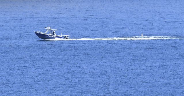 Se ve una lancha patrullera en el lago Piru en el Bosque Nacional Los Padres, Condado de Ventura, mientras continúa la búsqueda de la actriz Naya Rivera, quien fue reportada como desaparecida después de ir en bote con su hijo el 8 de julio. (AFP).