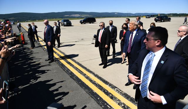 Una multitud se reúne cuando el presidente de los Estados Unidos, Donald Trump, llega al Aeropuerto Internacional Wilkes-Barre Scranton en Pensilvania. (Foto de Brendan Smialowski / AFP).