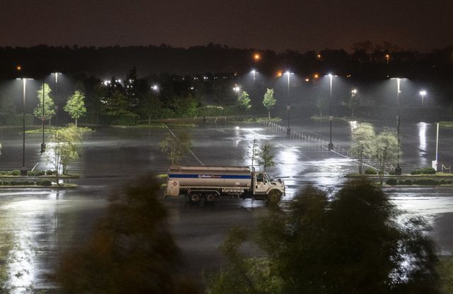 Un solo camión está estacionado en un lote abierto mientras las fuertes lluvias del huracán Laura caen en Lake Charles, en Louisiana. (ANDREW CABALLERO-REYNOLDS / AFP)
