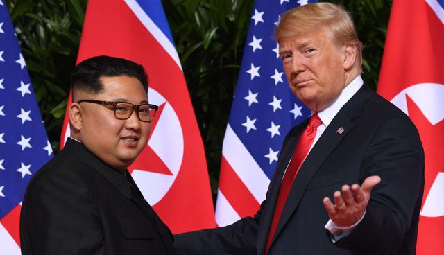 Donald Trump junto a Kim Jong-un en la cumbre en Hanoi. (Foto: AFP)