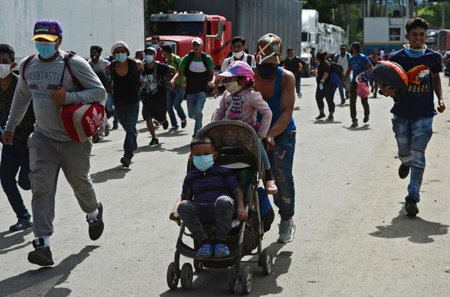 El gobierno guatemalteco emitió un comunicado donde aseguró que estaba brindando asistencia a los integrantes de la caravana, pero agregó que estaba velando porque exista una migración respetando las medidas sanitarias establecidas. (Foto: ORLANDO SIERRA / AFP)
