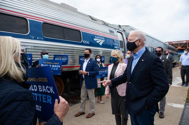 El candidato presidencial demócrata y ex vicepresidente Joe Biden y su esposa Jill saludan a sus partidarios antes de abordar un tren en la estación de Cleveland el 30 de septiembre de 2020 en  Ohio. (Foto: ROBERTO SCHMIDT / AFP)