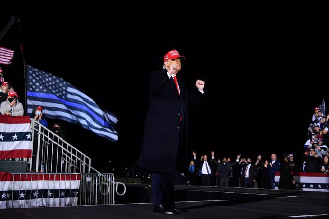 El presidente de los Estados Unidos, Donald Trump, durante un mitin en el Aeropuerto Regional del Sur de Wisconsin en Janesville, Wisconsin, el 17 de octubre de 2020. (Foto: MANDEL NGAN / AFP)