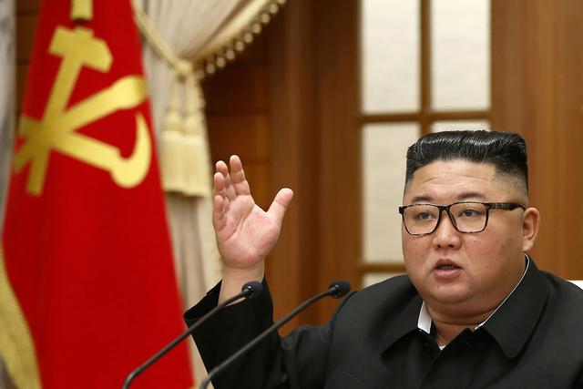 Kim Jong-un habla durante una reunión del Buró Político del Comité Central del Partido de los Trabajadores de Corea (WPK) en Pyongyang. (AFP / KCNA vía KNS / STR).