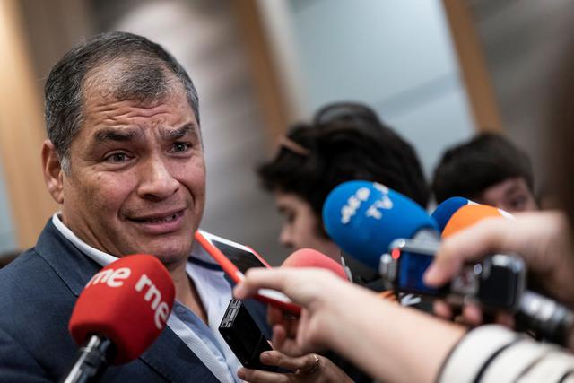 El ex presidente de Ecuador, Rafael Correa, habla con la prensa en el Parlamento Europeo en Bruselas el 9 de octubre de 2019. (Foto de Kenzo TRIBOUILLARD / AFP).