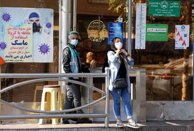 Los iraníes usan máscaras faciales como precaución contra la pandemia del coronavirus COVID-19, en la capital de Irán, Teherán, el 14 de octubre de 2020. (ATTA KENARE / AFP). 