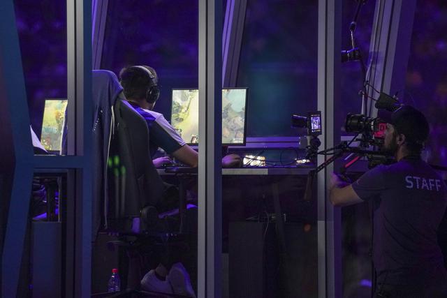 Imagen referencial. Un jugador compite durante su última partida de Dota 2 eSports, el 5 de agosto de 2019. (STR / AFP).