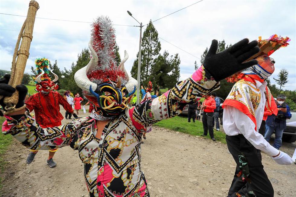 Muchas personas participan de la tradicional celebración declarada como Patrimonio Cultural de Ecuador, la "Diablada pillareña" hoy en Píllaro (Ecuador). (Foto: EFE/José Jácome)