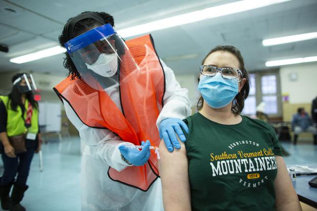 Una enfermera recibe una dosis de la vacuna contra el coronavirus de Moderna en South Bronx Educational Campus, en el Bronx, Nueva York. (Foto de Kena Betancur / AFP).