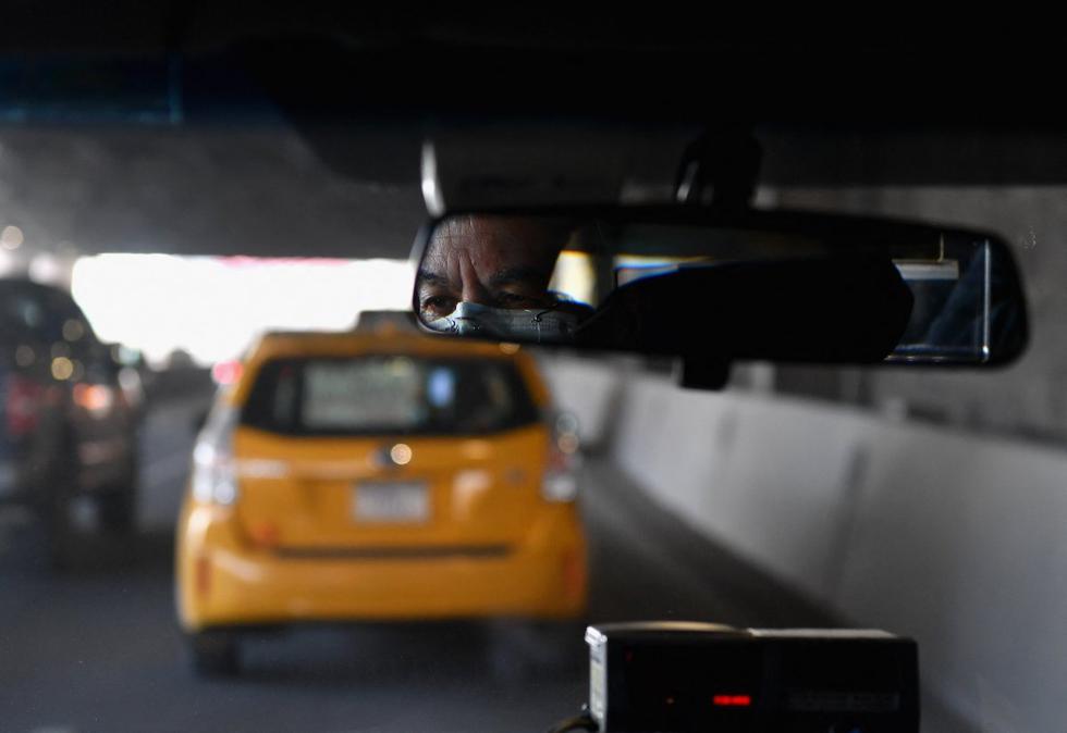 Tras cerrar el puente de Brooklyn, los taxistas protestaron frente a las oficinas del senador neoyorquino Chuck Schumer, quien después aseguró que apoyaría la iniciativa de perdonar la deuda a los taxistas neoyorquinos. (Foto: ANGELA WEISS / AFP)