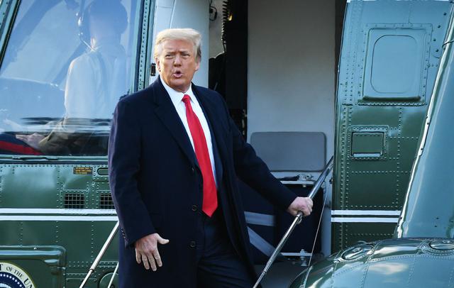 En esta foto de archivo tomada el 20 de enero de 2021, Donald Trump, aborda el Marine One en la Casa Blanca. (Foto: MANDEL NGAN / AFP).