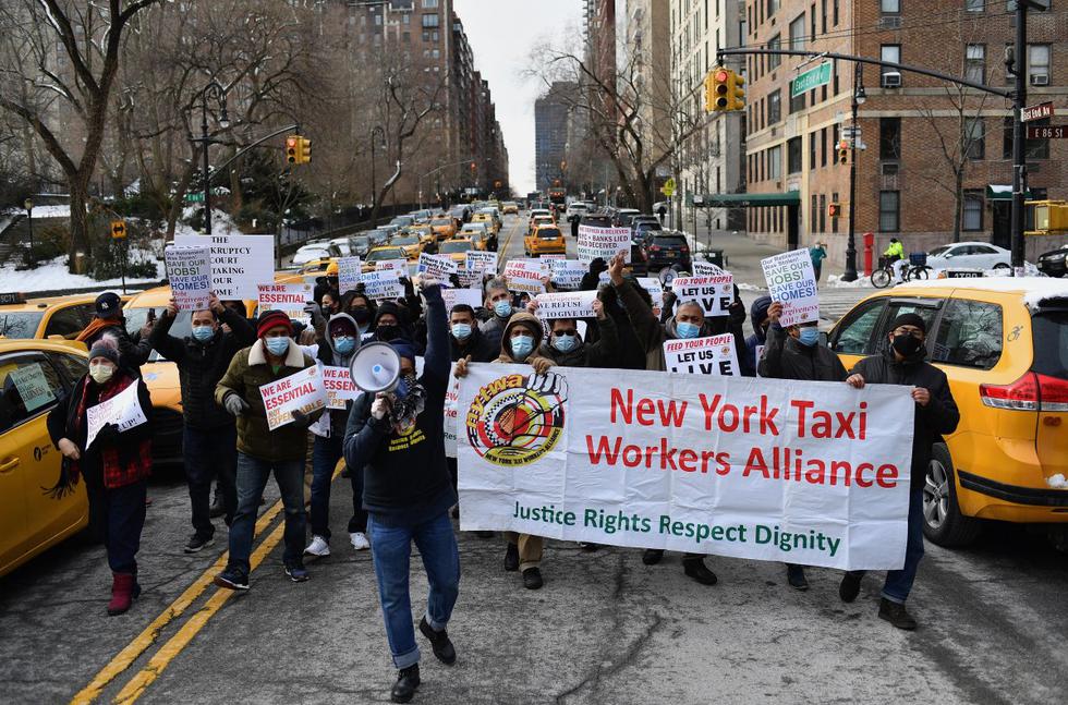 Organizado por el Sindicato de Trabajadores del Taxi de Nueva York, que representa a unos 21.000 profesionales, en la manifestación se exigió al congreso de EE.UU. que se les perdone la deuda acumulada del pago de sus licencias. (Foto: ANGELA WEISS / AFP)