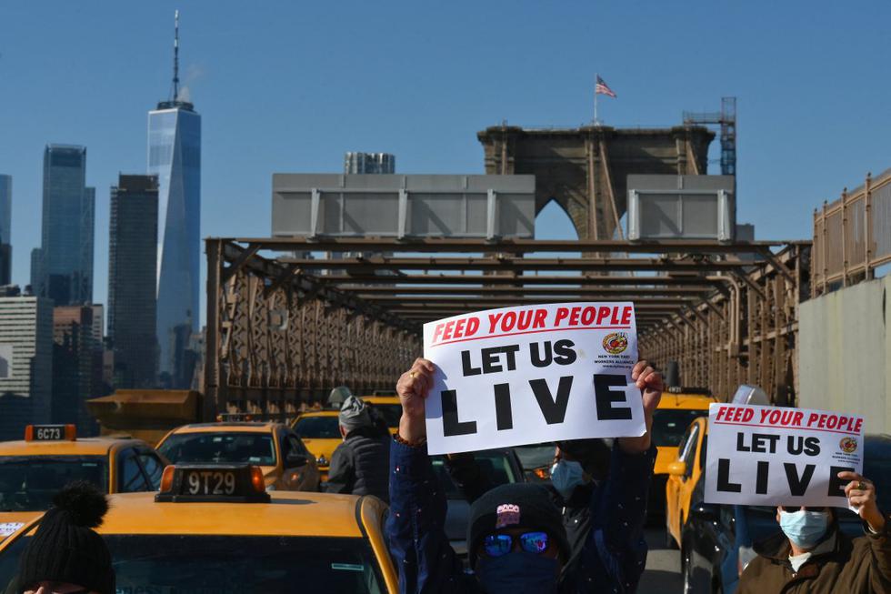 Los taxistas de la ciudad de Nueva York organizaron una manifestación pidiendo el perdón de la deuda por la pérdida de ingresos en medio de escasez de trabajo debido a la pandemia del coronavirus. (Foto: ANGELA WEISS / AFP)