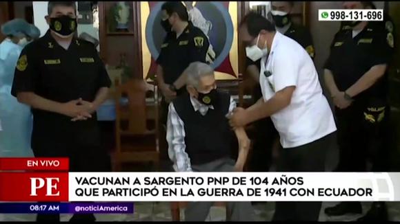 Vacunan a sargento PNP de 104 años