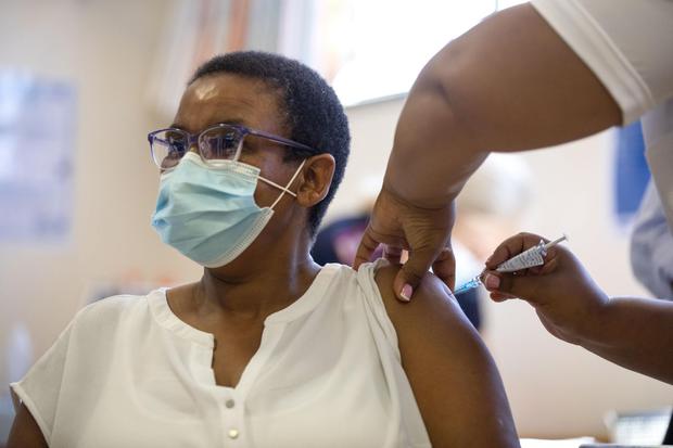 Un trabajador sanitario sudafricano recibe la vacuna Johnson & Johnson en Ciudad del Cabo, Sudáfrica. (Foto: Nic Bothma / EFE) 