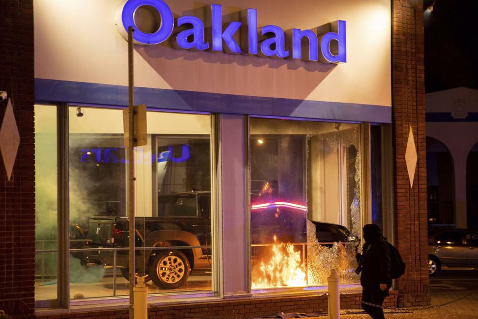 Una protesta que comenzó pacíficamente en la ciudad californiana de Oakland (Estados Unidos) terminó con múltiples incendios, varios autos dañados y numerosas ventanas rotas. (Texto y foto: AP).