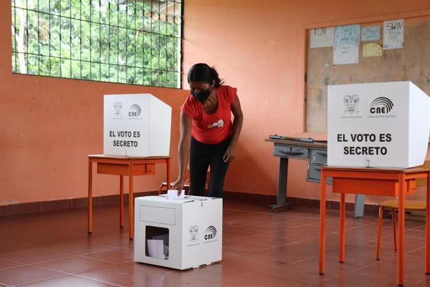 Miembros de la comunidad indígena de Ecuador, un 7% de la población, ejercen hoy su derecho al voto en el cantón Joya de los Sachas, en la Amazonía. (EFE/ Ivan Izurieta).