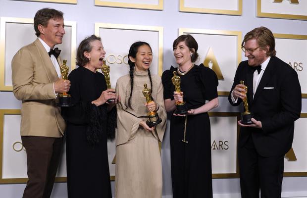 Los productores Peter Spears, Frances McDormand, Chloe Zhao, Mollye Asher y Dan Janvey, ganadores del premio a la mejor película por "Nomadland", posan en la sala de prensa de los Oscar el 25 de abril de 2021 en Union Station en Los Angeles. (Foto de Chris Pizzello / AFP).