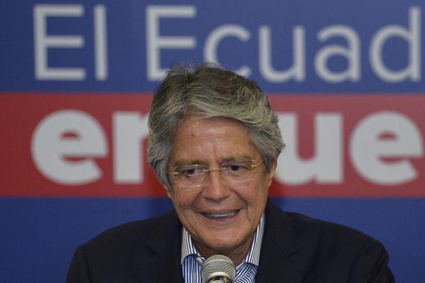 El presidente electo de Ecuador, Guillermo Lasso, ofrece una conferencia de prensa en un hotel de Quito el 12 de abril de 2021, un día después de la segunda vuelta de las elecciones. (Rodrigo BUENDIA / AFP).