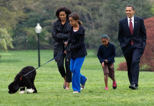 En esta foto de archivo tomada el 14 de abril de 2009, Malia Obama pasea a su nuevo perro de seis meses Bo junto al presidente Barack Obama, Sasha Obama y la primera dama Michelle Obama en el jardín sur de la Casa Blanca. (Foto: SAUL LOEB / AFP).