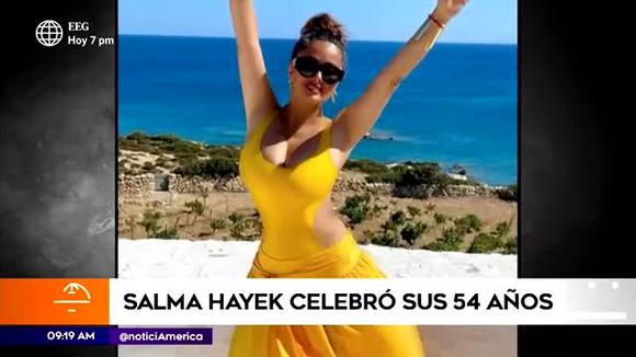 Salma Hayek festeja su cumpleaños 54 luciendo impactante traje de baño