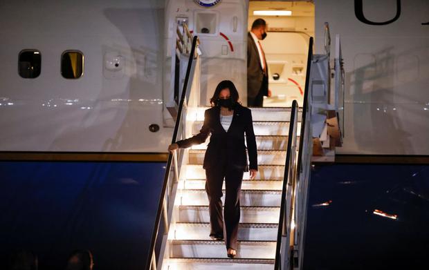 La vicepresidenta de los Estados Unidos, Kamala Harris, desembarca del Air Force Two cuando llega al aeropuerto internacional Benito Juárez en la Ciudad de México, el 7 de junio de 2021. (REUTERS/Carlos Barria).