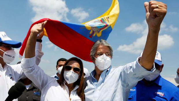 Guillermo Lasso junto a su esposa María de Lourdes Alcivar durante un mitin en Guayaquil. (Foto: Reuters/Santiago Arcos).