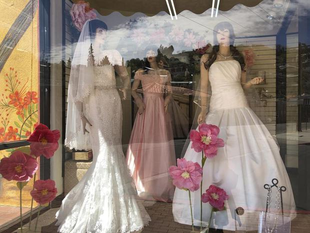 Con el relajamiento de las restricciones por la pandemia, las parejas han retomados sus compromisos de casarse y la demanda de vestido aumentó exponencialmente. (Foto: AP)