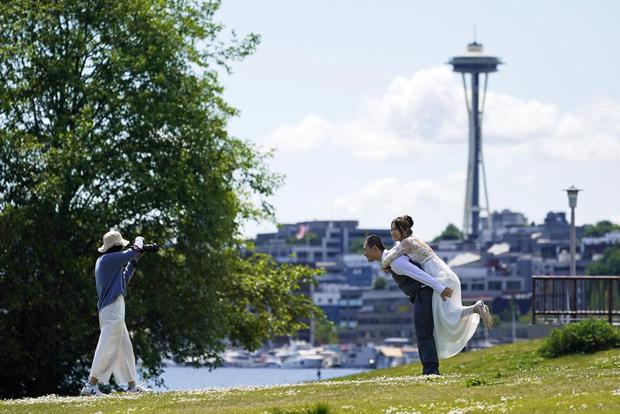 Las parejas ahora buscan realizar sus bodas en espacios abiertos donde hay menos restricciones. (Foto: AP)