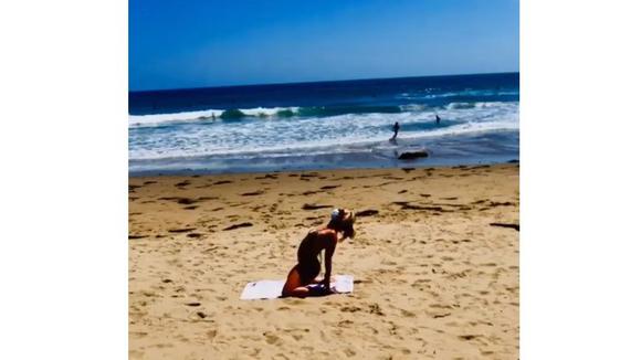 Britney Spears hace yoga en la playa