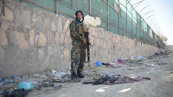 Afganistán: Más de 5000 personas en el aeropuerto de Kabul aún esperan ser evacuadas