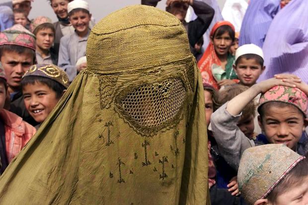 Una mujer afgana con burka camina en el campo de refugiados de Lalla-Guza el 9 de octubre de 2001, en pleno régimen talibán en Afganistán. (AFP FOTO JACK GUEZ).