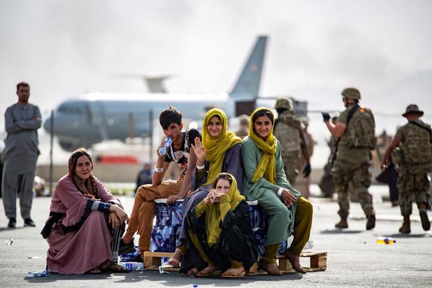 En esta imagen cortesía del Cuerpo de Marines de Estados Unidos, se ve a afganos listos para ser evacuados en el Aeropuerto Internacional Hamid Karzai, en Kabul, Afganistán, el 19 de agosto de 2021. (MARK ANDRIES / US MARINE CORPS / AFP).