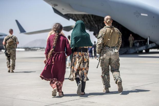 En esta imagen proporcionada por el Cuerpo de Marines de Estados Unidos, los soldados ayudan durante las evacuaciones en curso en el Aeropuerto Internacional Hamid Karzai, Kabul, Afganistán, el martes 24 de agosto de 2021. (Cuerpo de Marines de EE.UU. / EFE).