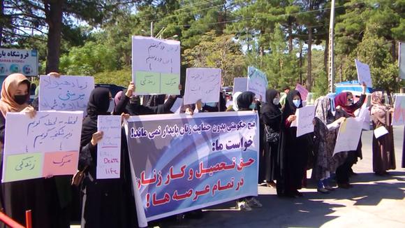 Manifestación de mujeres en Afganistán a favor de derecho al trabajo